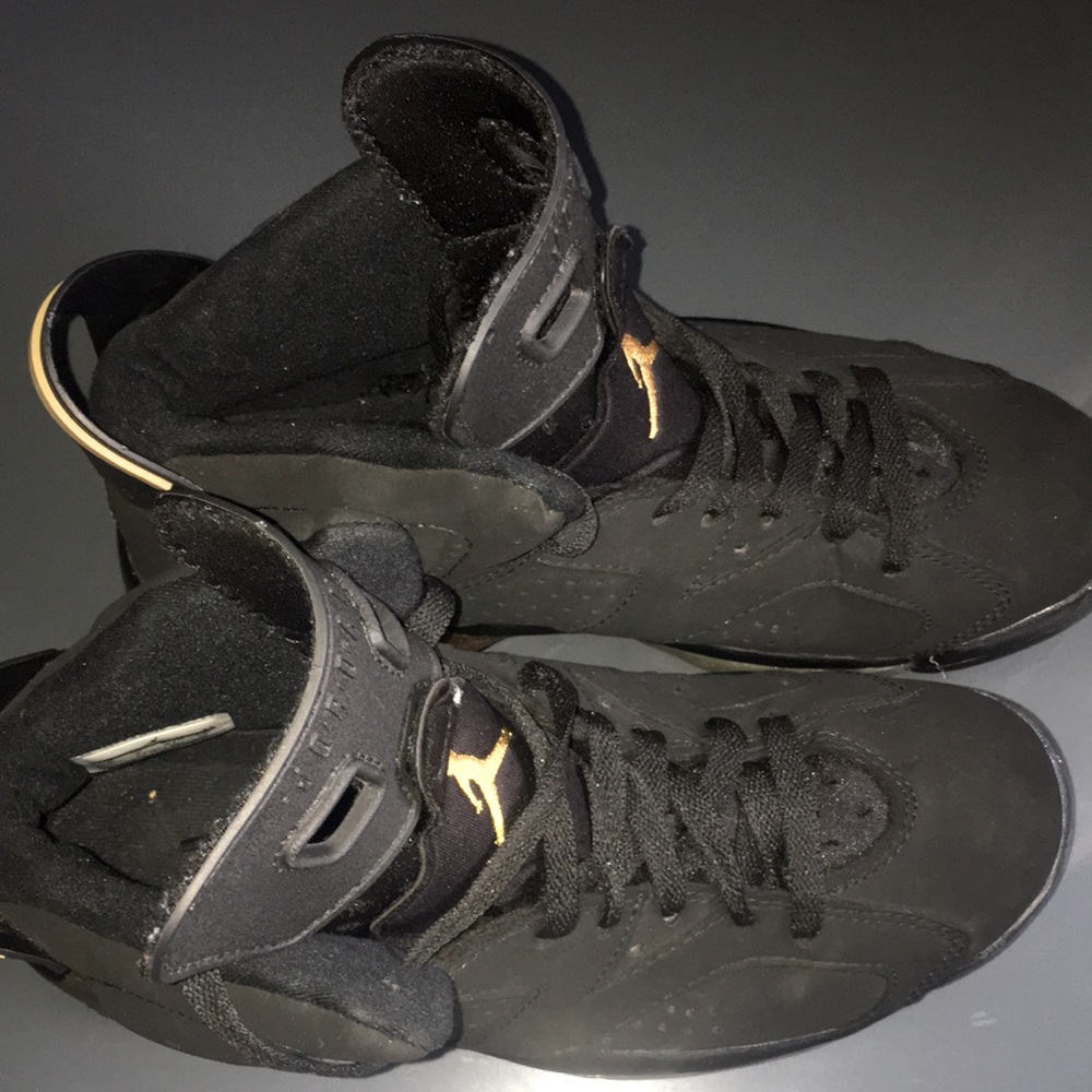 I’m selling shoes they are Jordan size8 black/gold